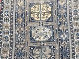 un tapis oriental posé sur un parquet, avec un fond bleu et rouge