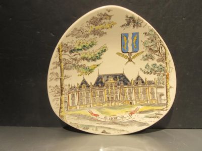 une assiette avec l'image d'un château