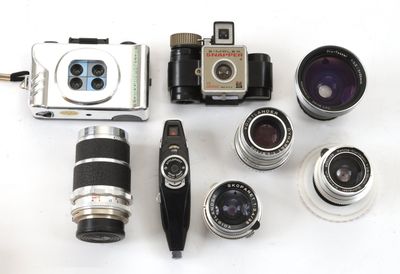 de nombreux types d'appareils photo sur la table