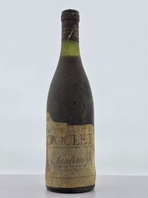 une vieille bouteille de vin posée sur une table