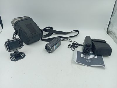 un appareil photo et d'autres objets posés sur une table blanche
