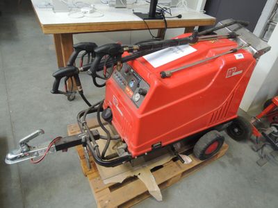 une machine rouge posée sur une palette