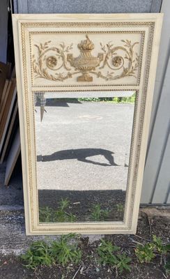 un miroir posé par terre devant un immeuble