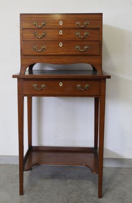 un petit bureau en bois surmonté d'un tiroir