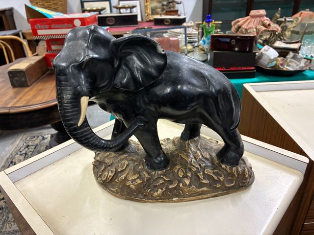 Sculpture éléphant en plâtre, non signé, éclats et manques. H 26 