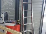 une échelle adossée au mur d'une pièce