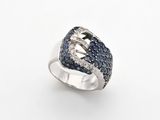 un gros plan d'une bague en argent sertie de diamants bleus et blancs