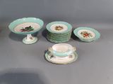 plusieurs assiettes et tasses posées sur une table