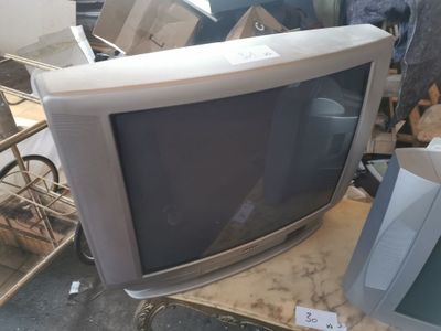 Palette M.G: 2 téléviseur dont 1 SANYO et 1 Dual on y joint …