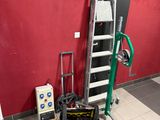 une photo d'une pièce avec une échelle et des outils posés par terre