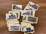 une pile de vieilles cartes postales posée sur une table en bois