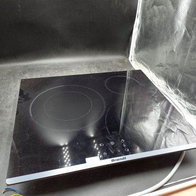 une plaque de cuisson surmontée d'un couvercle en verre