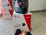 un casque posé sur une boîte posée par terre