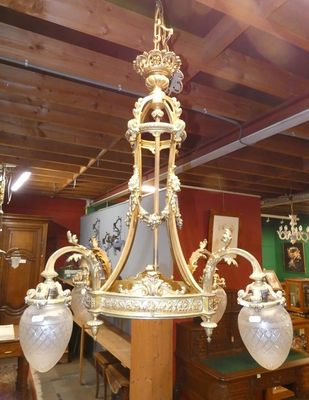 un lustre situé au milieu d'une pièce