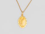 un collier plaqué or avec un pendentif en forme de fleur au bout d'une chaîne