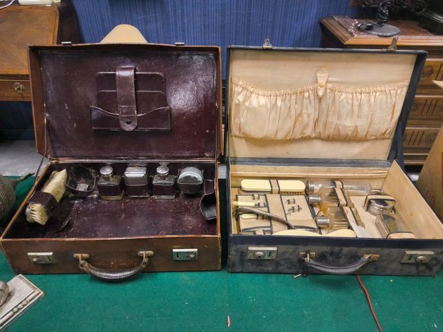 Deux valises, nécessaire de toilette incomplet