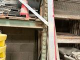 un tas de matériaux de construction posé sur une étagère dans un entrepôt