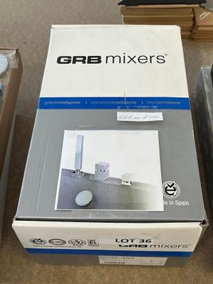 une boîte de mixeurs Gab posée par terre