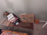 une pile de cartons posée par terre à côté d'un lit
