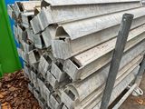 un tas de bois posé par terre à côté d'un conteneur bleu