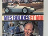 une photo d'un livre sur laquelle figure un homme dans une voiture de course