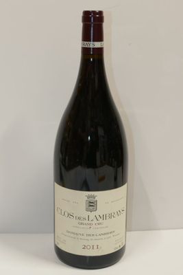 une bouteille de vin posée sur une table