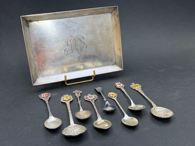 cinq cuillères et un plateau orné d'une illustration