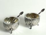paire de bols en métal argenté avec leurs cuillères, celles-ci étant placées à l'intérieur