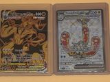 Deux cartes à collectionner Pokémon sont posées sur une surface jaune