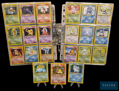 beaucoup de cartes Pokémon posées sur une table