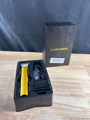 la boîte est ouverte sur une table en bois et contient un cordon jaune