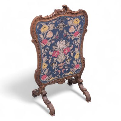 ECRAN en bois sculpté et mouluré à décor de feuillage