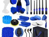 un ensemble d'ustensiles de nettoyage comprenant une brosse bleue, un chiffon et d'autres produits d'entretien