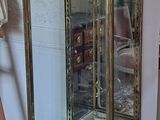une vitrine en verre dans le coin d'une pièce
