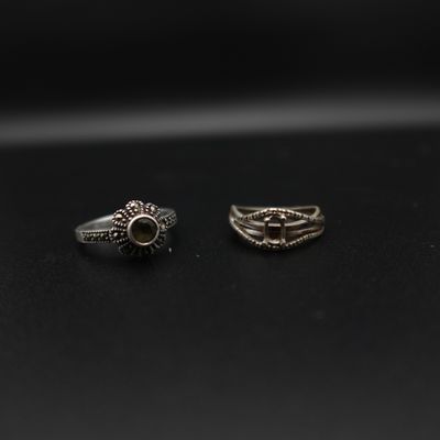 une paire de bagues en argent sur un fond noir