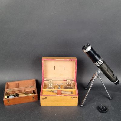 une petite boîte sur laquelle sont représentés un télescope et d'autres objets