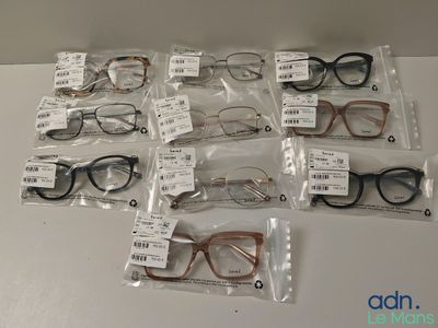 de nombreuses paires de lunettes posées sur la table, avec leurs étiquettes de prix