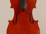 un vieux violon sur un support sur fond blanc