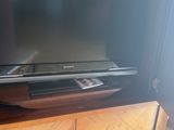 un téléviseur à écran plat posé sur un centre de divertissement en bois