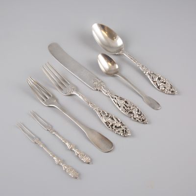 beaucoup de cuillères et de fourchettes en argent sur la table