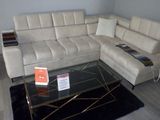 un canapé et une table basse dans un salon