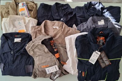 beaucoup de vêtements pour hommes posés sur une table
