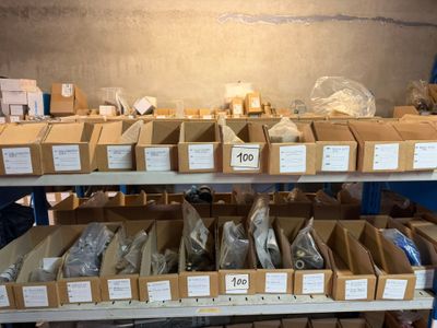des étagères sur lesquelles sont posées des boîtes contenant des objets de types et de tailles variés