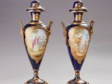 une paire de vases bleus et dorés ornés de figures peintes