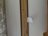 un thermomètre fixé au mur dans une salle de bains