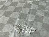 couvre-lit à carreaux, orné d'une couronne brodée