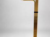 une lampe en laiton à trois branches avec un socle noir sur fond blanc