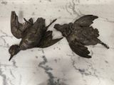 deux oiseaux posés sur une table en marbre