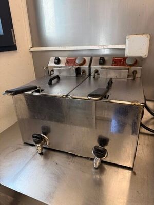 une photo d'une friteuse professionnelle posée sur un plan de travail