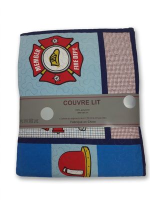 couverture de pompier bleue avec un camion de pompiers rouge et blanc imprimé dessus